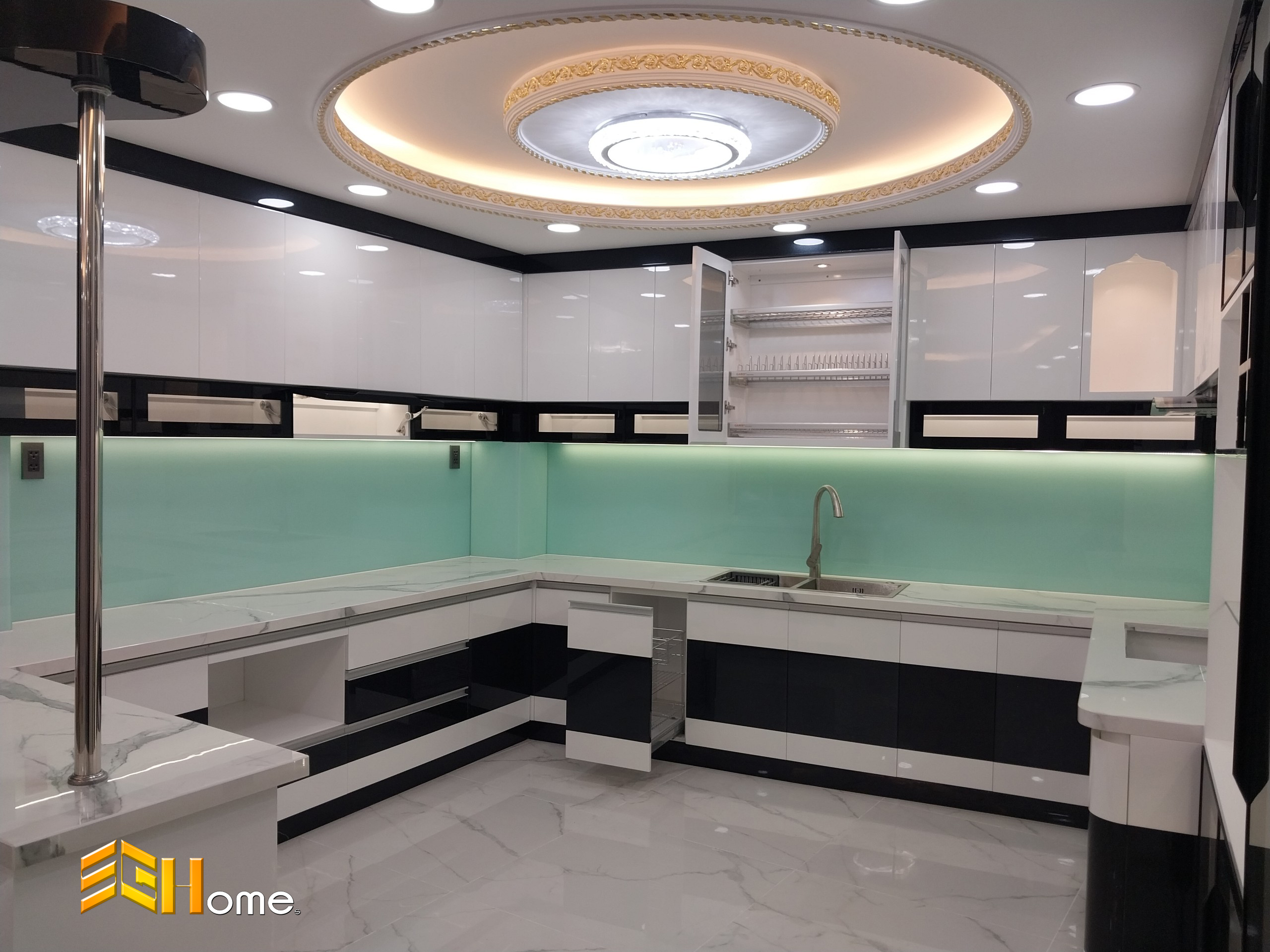 Hình ảnh hệ tủ bếp chữ U thực tế sau thi công nhà chị Quỳnh