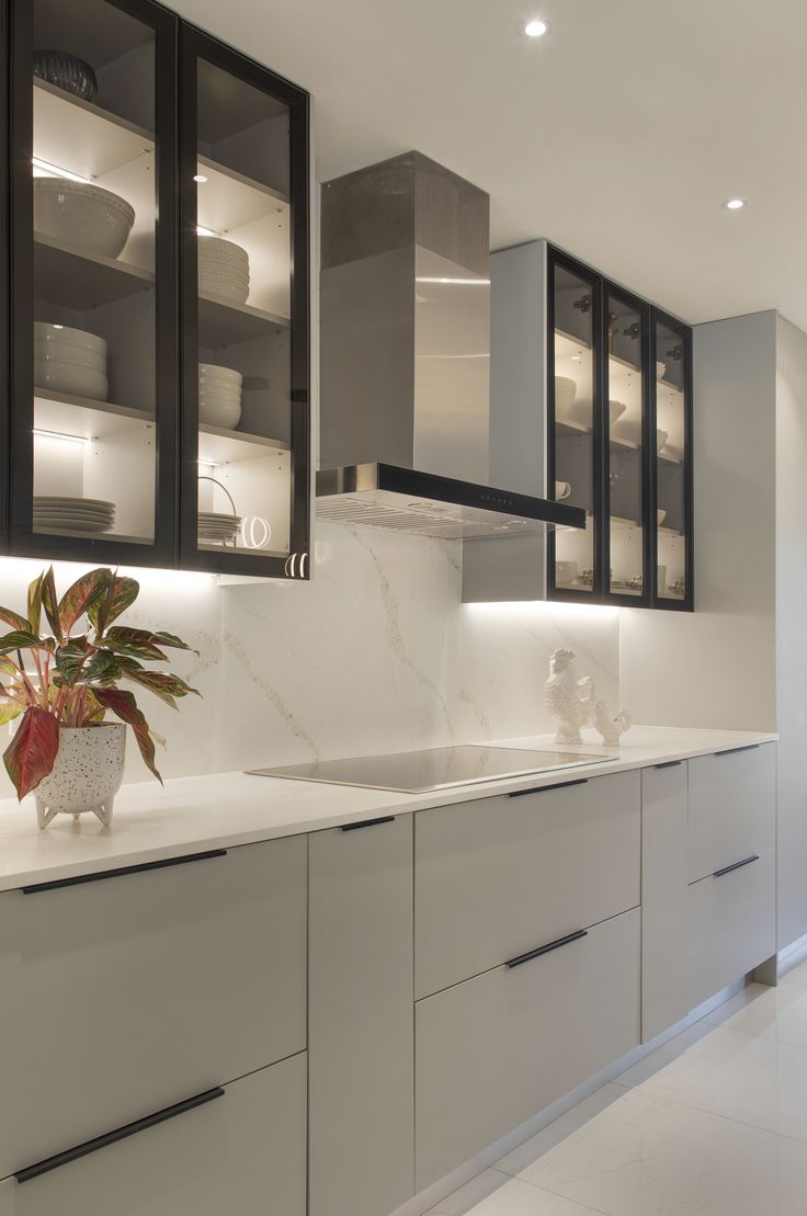 tủ bếp cánh kính cường lực