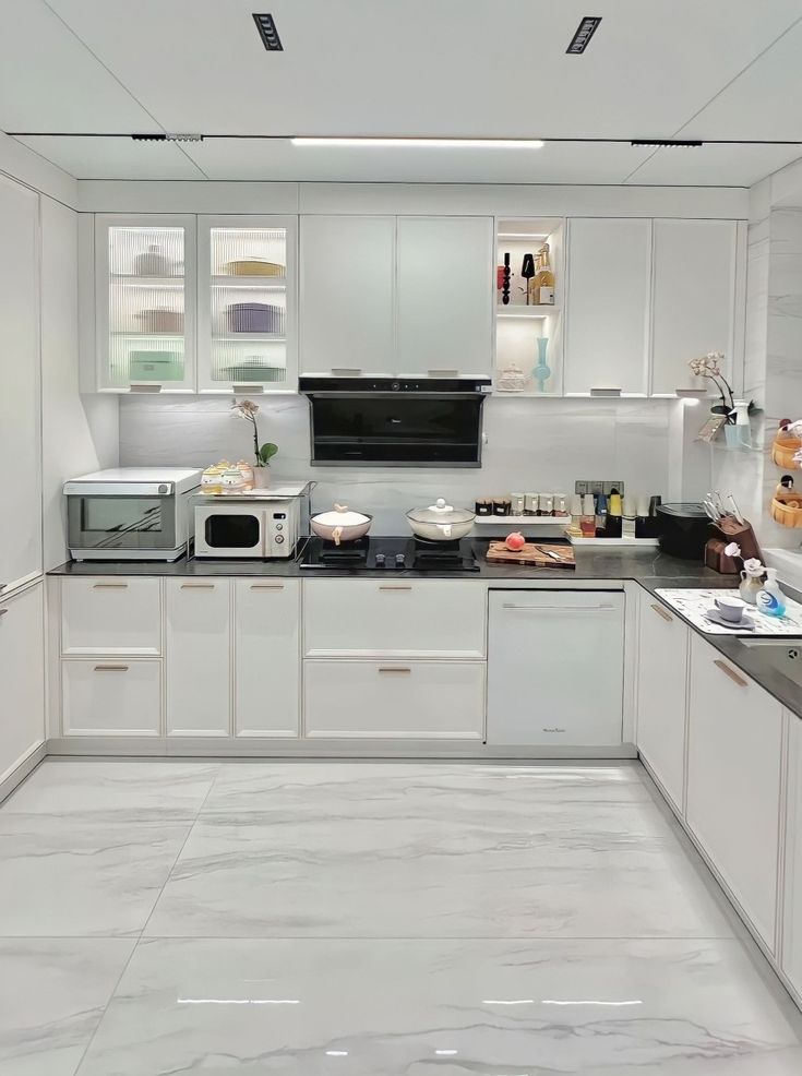 Kinh Nghiệm Thiết Kế Bếp Cánh Kính Chữ U: Tránh Ngay 5 Sai Lầm Phổ iến!