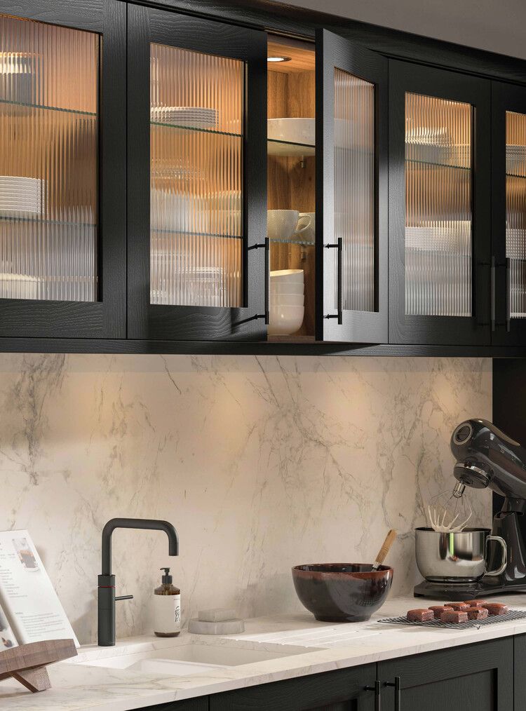 Tủ Bếp Cánh Kính Cường Lực: Vẻ Đẹp Thách Thức Vết Xước Và Thời Gian