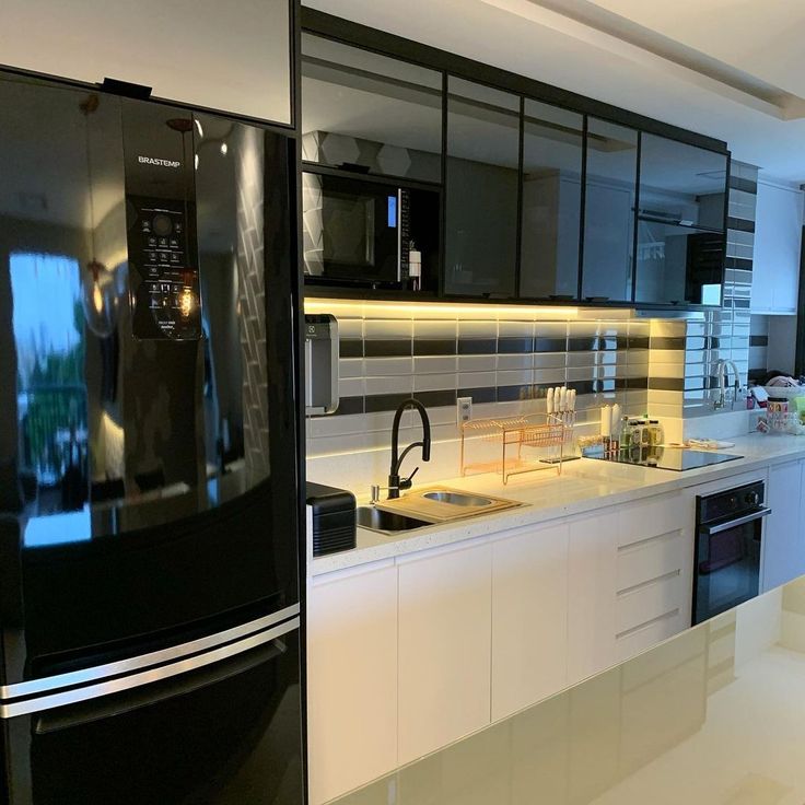 Tủ bếp cánh kính khung nhôm