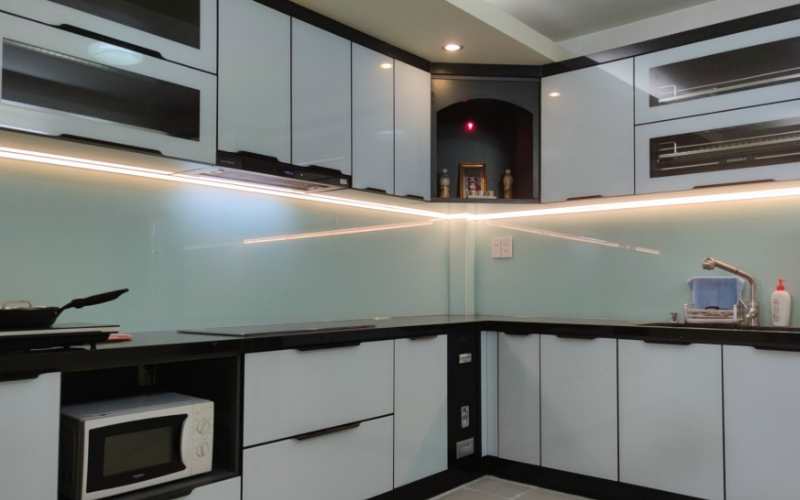 thiết kế tủ bếp kính